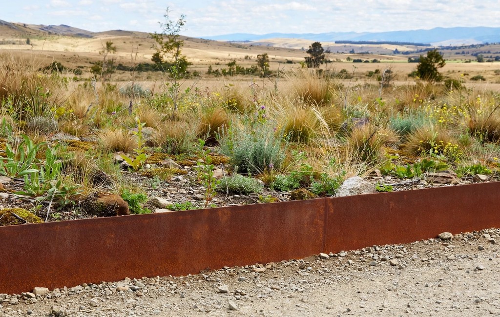 Metal garden edging rusts: corten steel edging with a protective rust patina